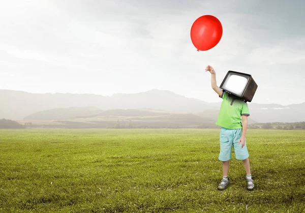 子供の頭にテレビ モニターを持つ少年 ミクスト メディア — ストック写真