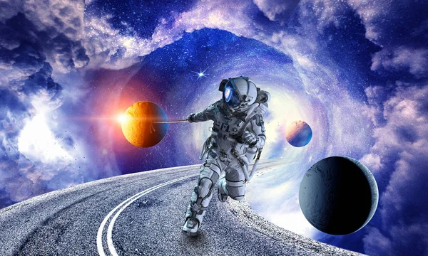 El hombre espacial roba el planeta. Medios mixtos — Foto de Stock