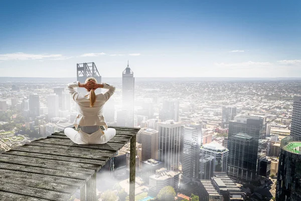 Versucht, ein Gleichgewicht zu finden. Gemischte Medien — Stockfoto