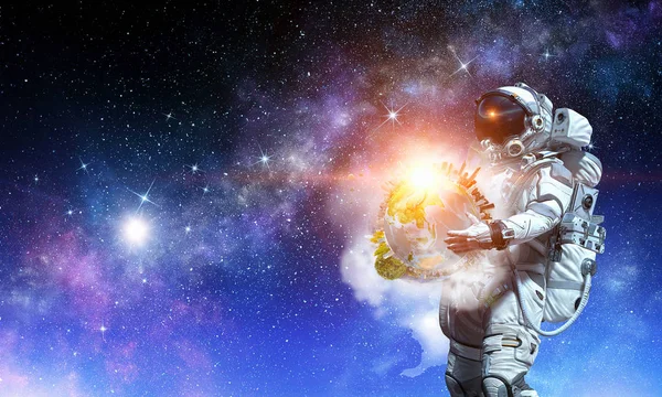 Uzay adamı taşımak büyük gezegen. Karışık teknik — Stok fotoğraf