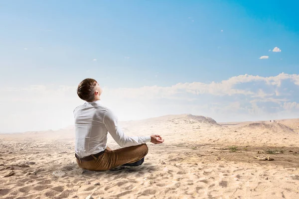 Versucht, ein Gleichgewicht zu finden. Gemischte Medien — Stockfoto