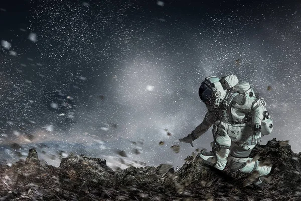 O astronauta está a começar a correr. Meios mistos — Fotografia de Stock