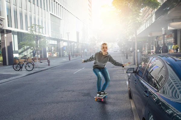 Dospívající dívka jezdí její skateboard. Kombinovaná technika — Stock fotografie