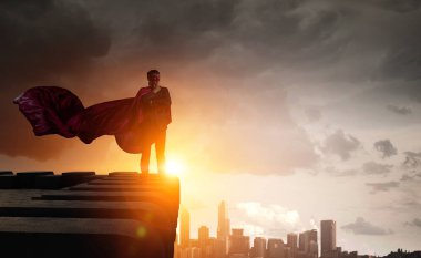 Güçlü ve kuvvetli süper kahraman. Karışık teknik