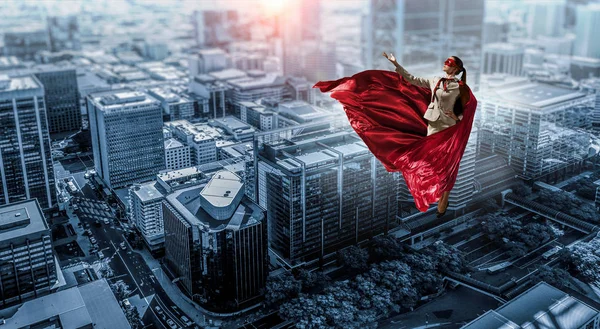 Super vrouw in lucht — Stockfoto