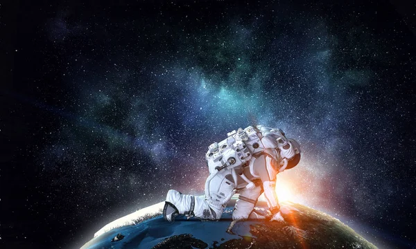 宇宙飛行士は、実行を開始します。ミクスト メディア — ストック写真