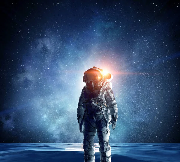Raumfahrer im Meer. Gemischte Medien — Stockfoto