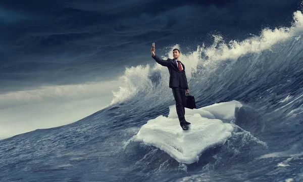 Surfen im Meer auf Eisschollen. Gemischte Medien — Stockfoto