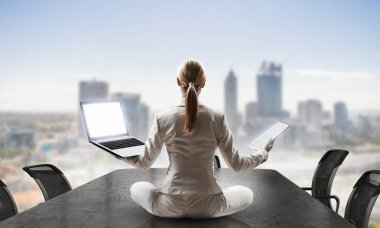 İş kadını işyerinde meditasyon. Karışık teknik