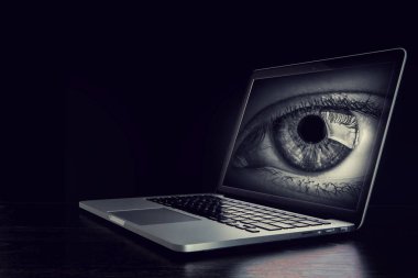 Dizüstü ekran önünden