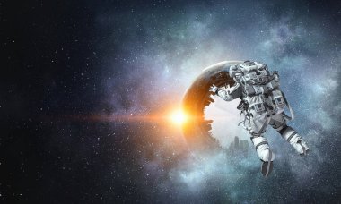 Astronot uzay görevi üzerinde. Karışık teknik