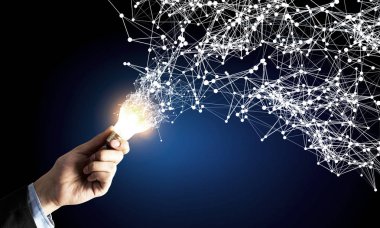 İş adamının elinde yenilikçi fikir