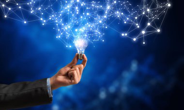 İş adamının elinde yenilikçi fikir