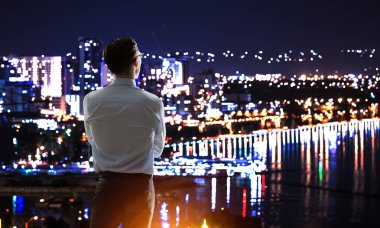 Geç geceye kadar çalışma. Karışık teknik