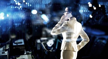 İş kadını telefon konuşmamız. Karışık teknik