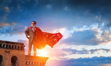 Güçlü ve kuvvetli süper kahraman. Karışık teknik