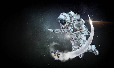 Astronot uzay görevi üzerinde. Karışık teknik
