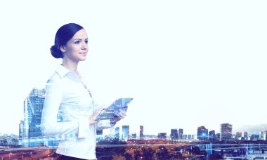 Tablet üzerinde çalışan çekici iş kadını. Karışık teknik