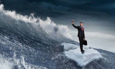 Sörf denizde yüzen buz kütlesi. Karışık teknik