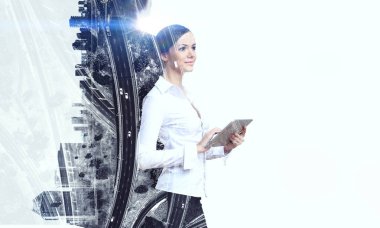 Tablet üzerinde çalışan çekici iş kadını. Karışık teknik