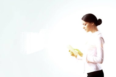 Tablet aygıtı kullanan kadın