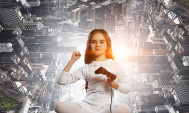 Video oyunu oynayan kız. Karışık teknik