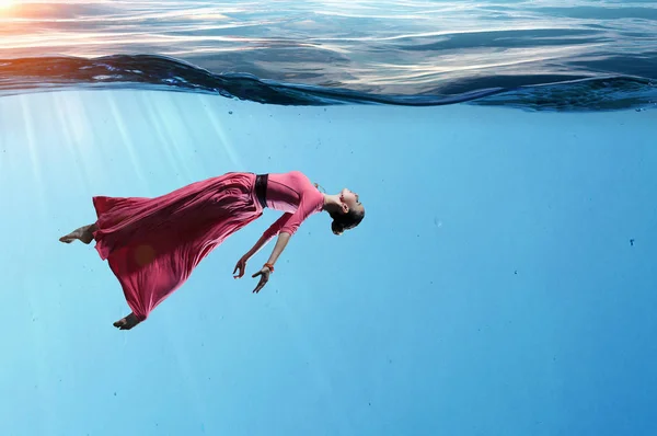 Tancerz Kobieta w jasny niebieski wody — Zdjęcie stockowe