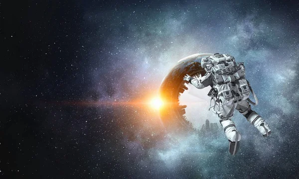 Astronot uzay görevi üzerinde. Karışık teknik