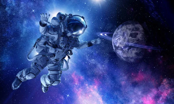 Астронавт у космічній місії. Змішані носії — стокове фото