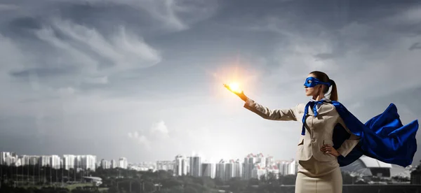 Superfrau am Himmel. Gemischte Medien — Stockfoto