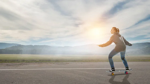 Teenager Mädchen fahren ihr Skateboard. Gemischte Medien — Stockfoto