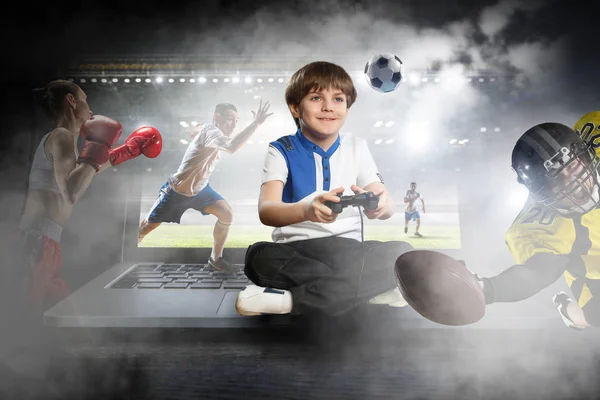 Un chico jugando a un videojuego. Medios mixtos — Foto de Stock