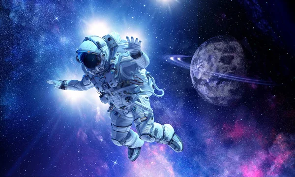 Astronaut på uppdrag i rymden. Mixed media — Stockfoto