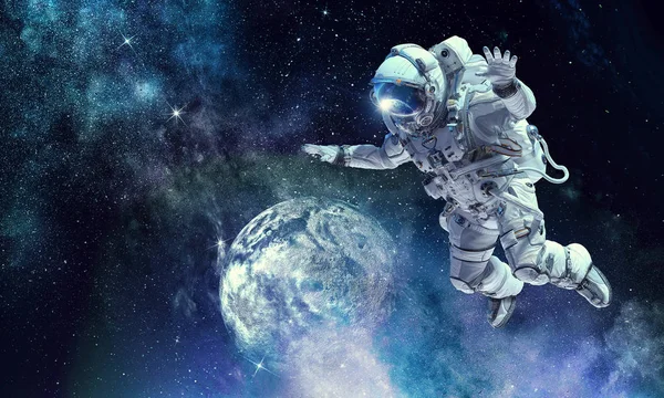 Астронавт у космічній місії. Змішані носії — стокове фото
