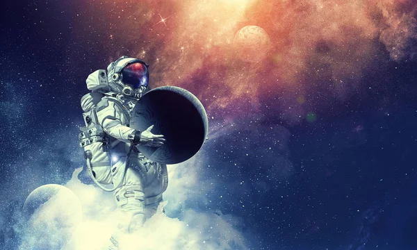 Spaceman transportă o planetă mare. Media mixtă — Fotografie, imagine de stoc