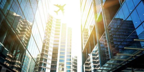 Blick Von Unten Auf Das Flugzeug Himmel Über Städtischen Gebäuden — Stockfoto