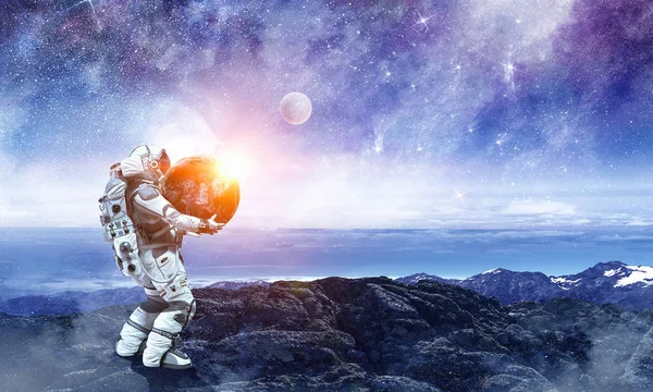 宇宙飛行士を運ぶ大きな惑星。ミクスト メディア — ストック写真