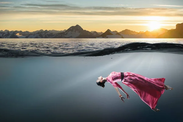Kvinna dansare i klarblått vatten — Stockfoto