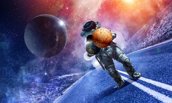 Spaceman bär stora planet. Mixed media — Stockfoto