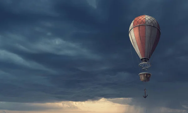 Balão de ar no céu. Meios mistos — Fotografia de Stock