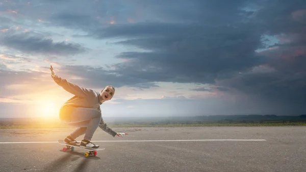 Ragazza adolescente cavalcare il suo skateboard. Mezzi misti — Foto Stock