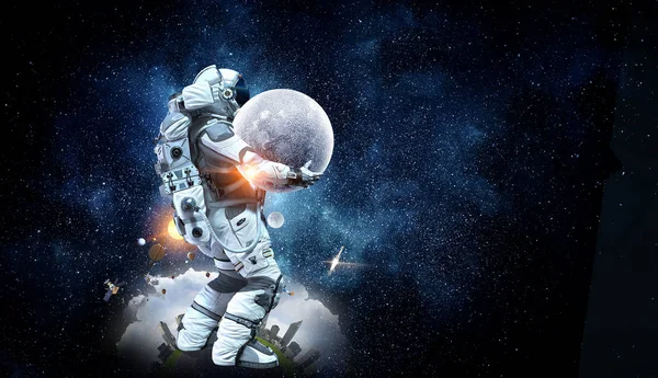 O homem do espaço transporta o planeta lua. Meios mistos — Fotografia de Stock