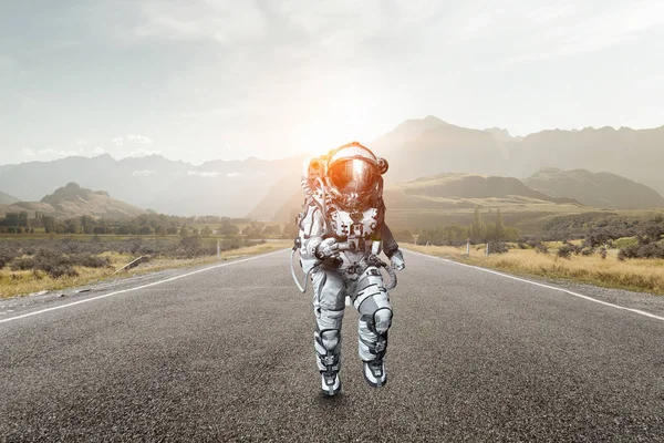 Spaceman běží rychle. Kombinovaná technika — Stock fotografie