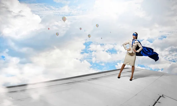 飛行機の翼の端に立っている若い実業家 ミクスト メディア — ストック写真