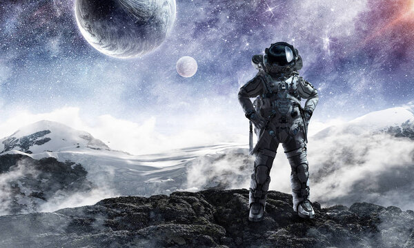 Космонавт и его миссия. Смешанные медиа