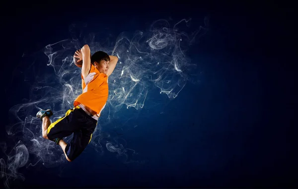 火のバスケット ボール選手 — ストック写真