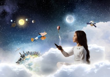 Video oyunu oynayan kız. Karışık teknik