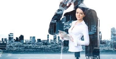 Tablet üzerinde çalışan çekici iş kadını. Karışık teknik