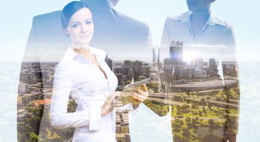 Tablet üzerinde çalışan çekici iş kadını. Karışık teknik