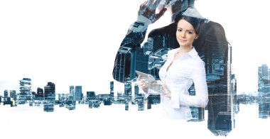 Tablet üzerinde çalışan çekici iş kadını. Karışık teknik